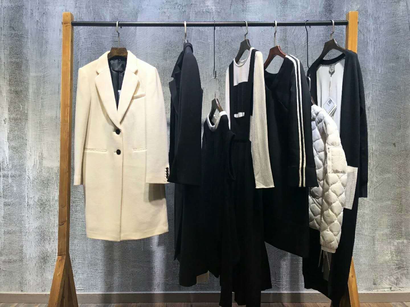 女裝店鋪陳列藝術 巧思陳列，點亮服飾獨特魅力