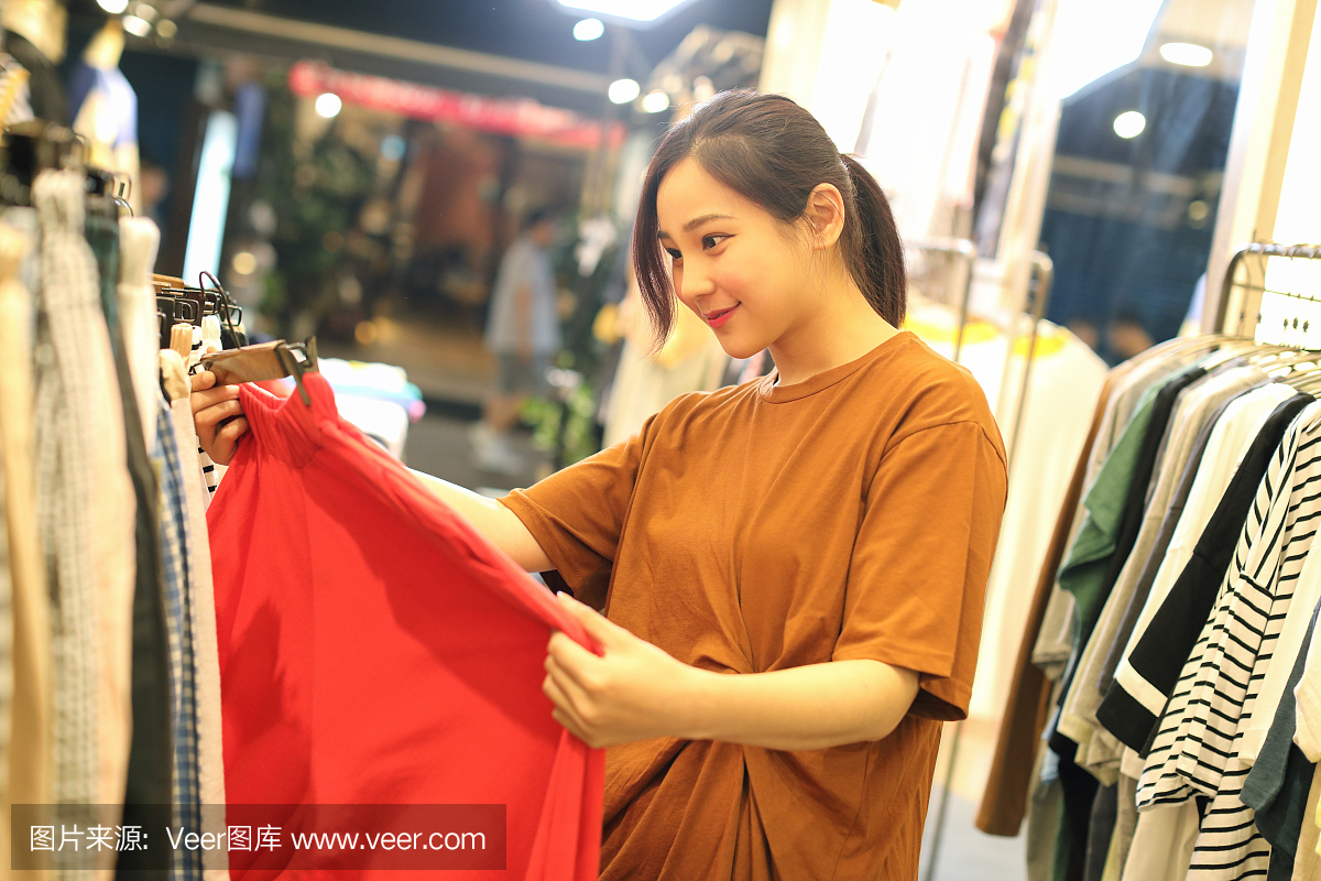 服裝店的快樂(lè)女孩