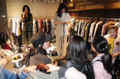 美女老板20平米的服裝店月入20萬(wàn),開(kāi)服裝店就應(yīng)該這么玩