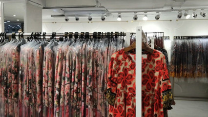 做服裝批發的華姐把淡季做成旺季,每隔兩天就去工廠進真絲服裝